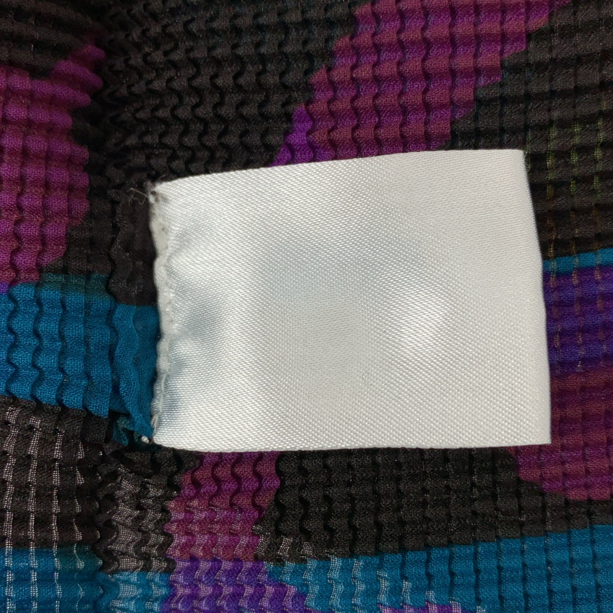 me ISSEY MIYAKE / 미이세이미야케 | 플리츠 하이넥 프린트 탑스 |