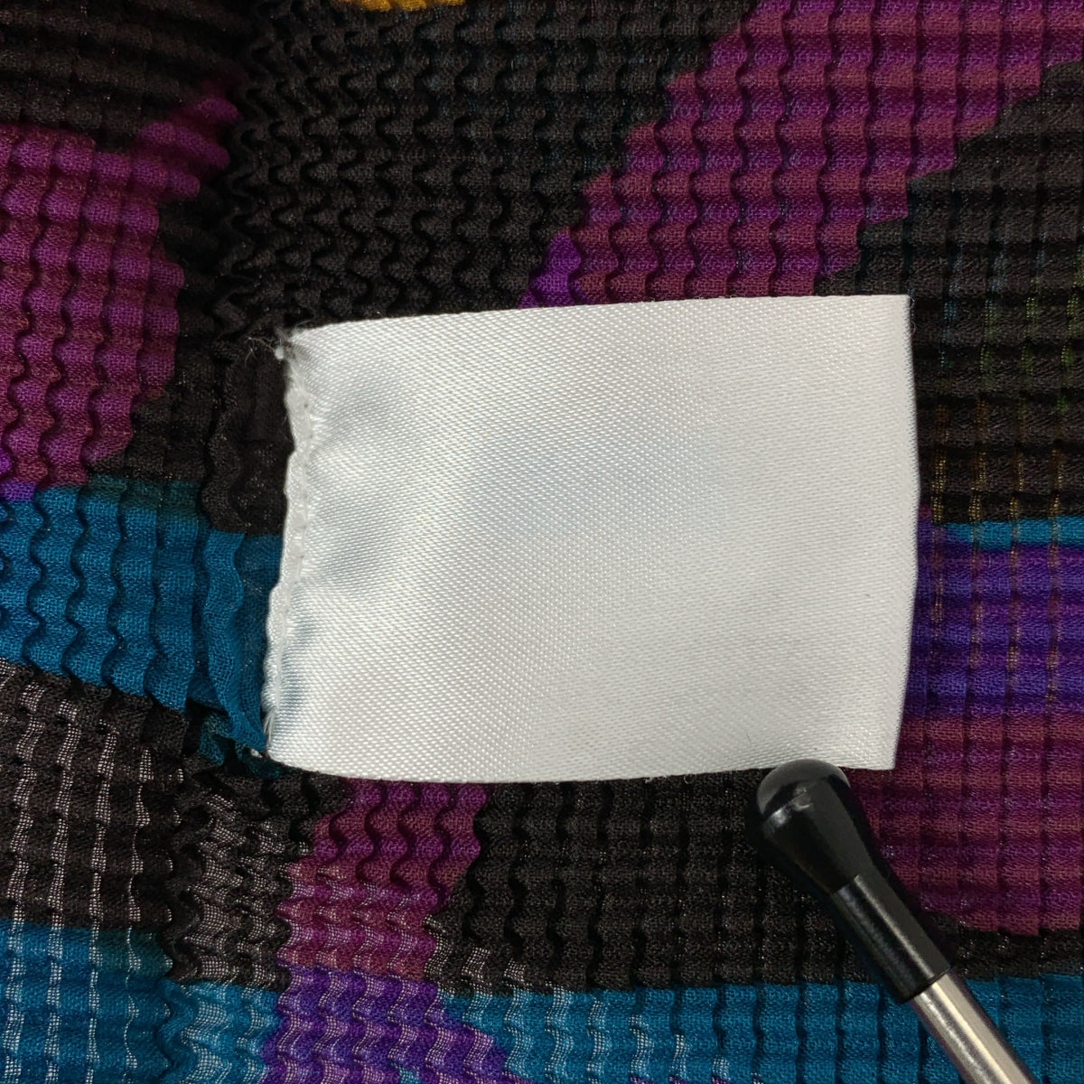 me ISSEY MIYAKE / 미이세이미야케 | 플리츠 하이넥 프린트 탑스 |