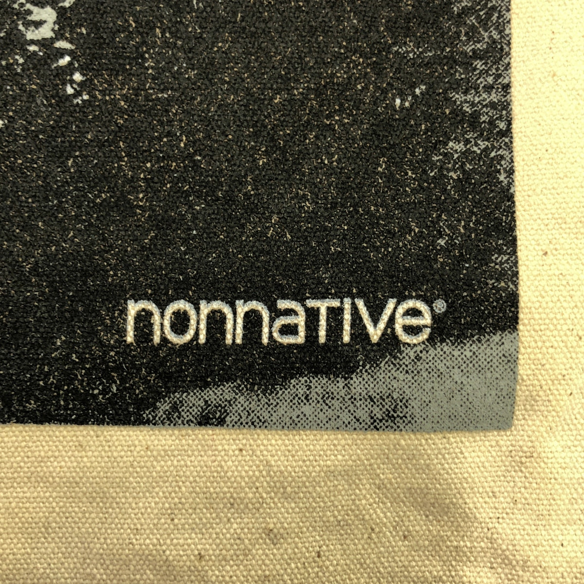 nonnative / ノンネイティブ | プリント キャンバス トートバッグ | エクリュ | メンズ