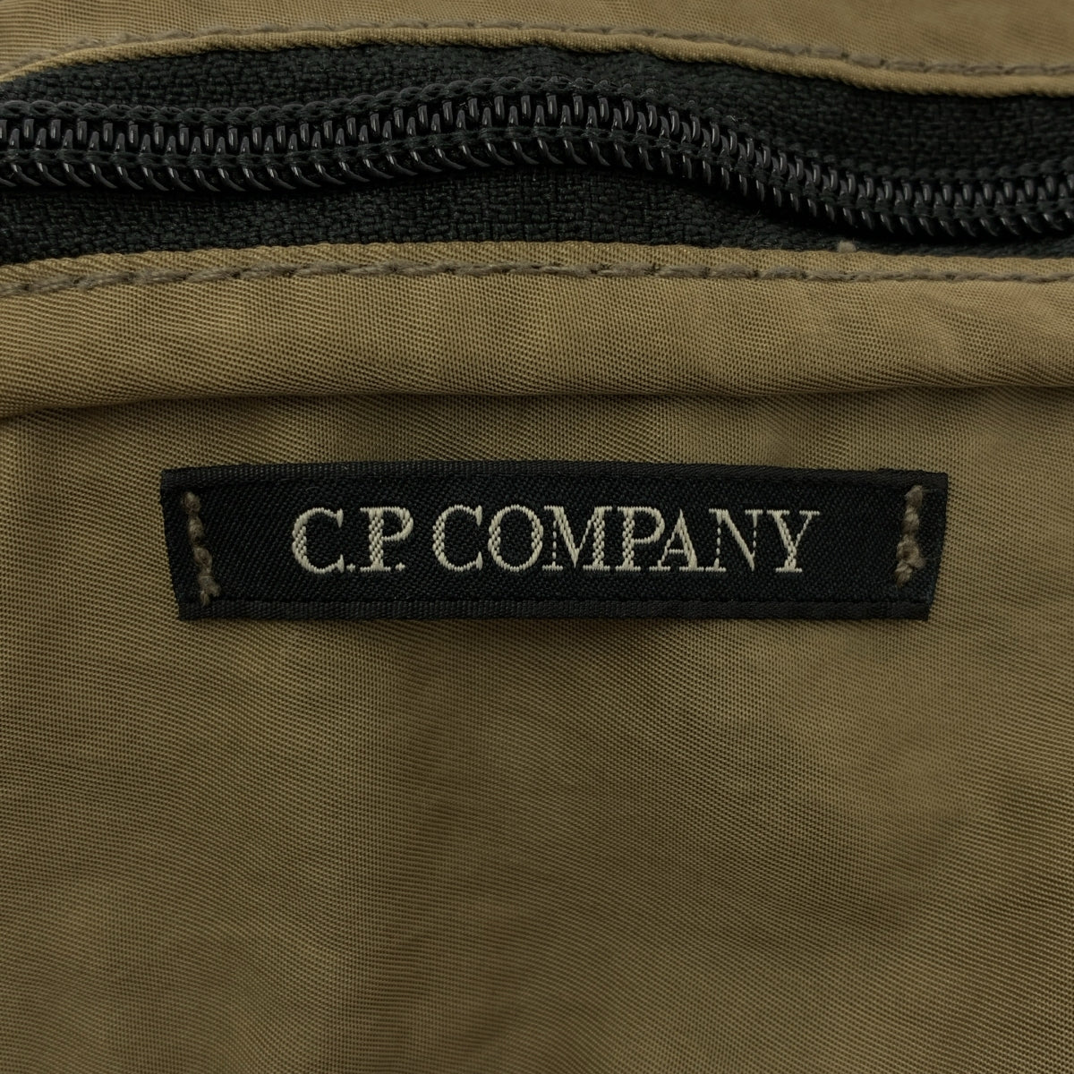 CP COMPANY / 씨피 컴퍼니 | 멀티 필라멘트 나일론 바디 숄더백 |