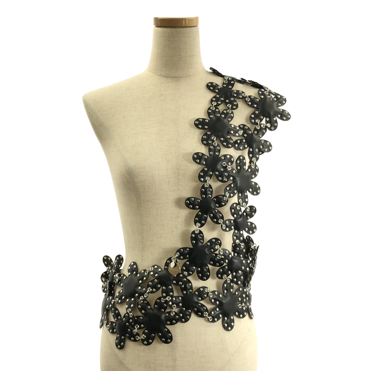 noir kei ninomiya / 느와르 케이니노미야 | 2024AW | 가짜 가죽 스터드 플라워 하네스 |