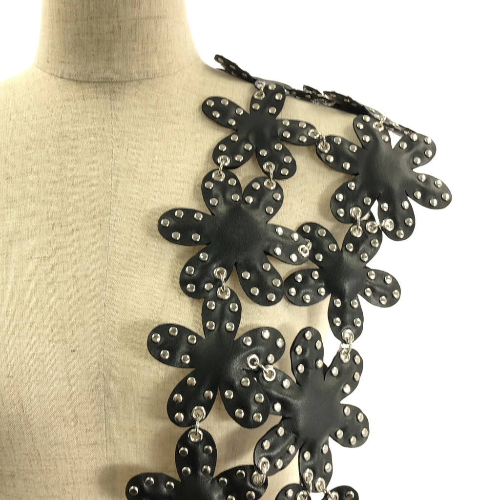 noir kei ninomiya / 느와르 케이니노미야 | 2024AW | 가짜 가죽 스터드 플라워 하네스 |