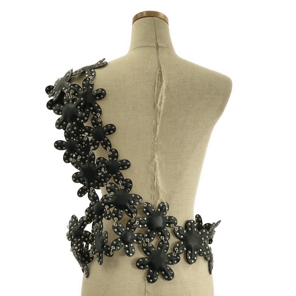 noir kei ninomiya / 느와르 케이니노미야 | 2024AW | 가짜 가죽 스터드 플라워 하네스 |