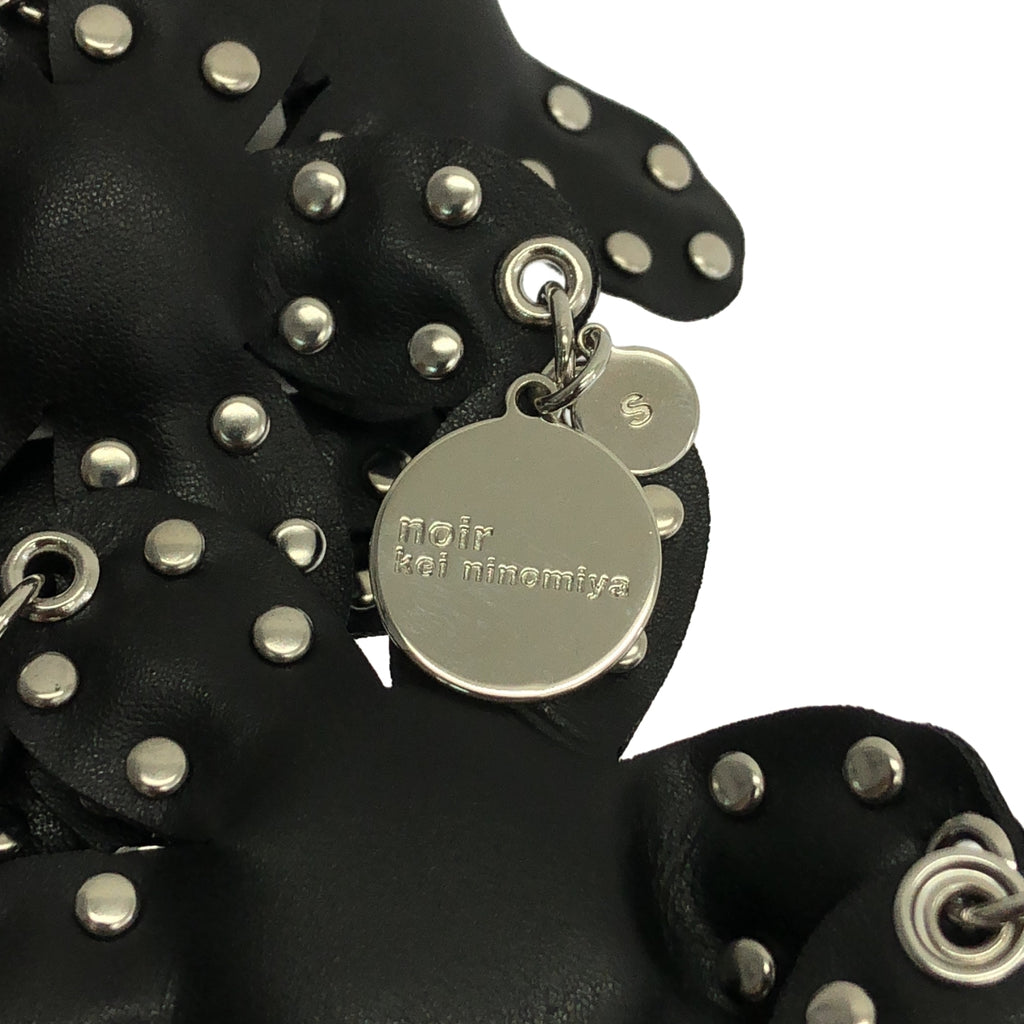 noir kei ninomiya / 느와르 케이니노미야 | 2024AW | 가짜 가죽 스터드 플라워 하네스 |