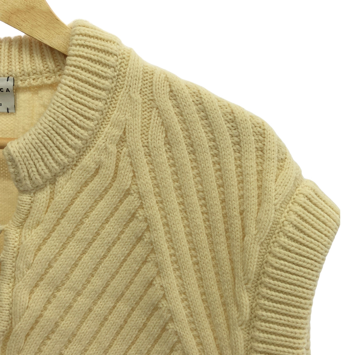 【美品】  ONICA / オニカ | Merino Vest / メリノウール 陶釦付きニット ベスト | F | アイボリー | レディース