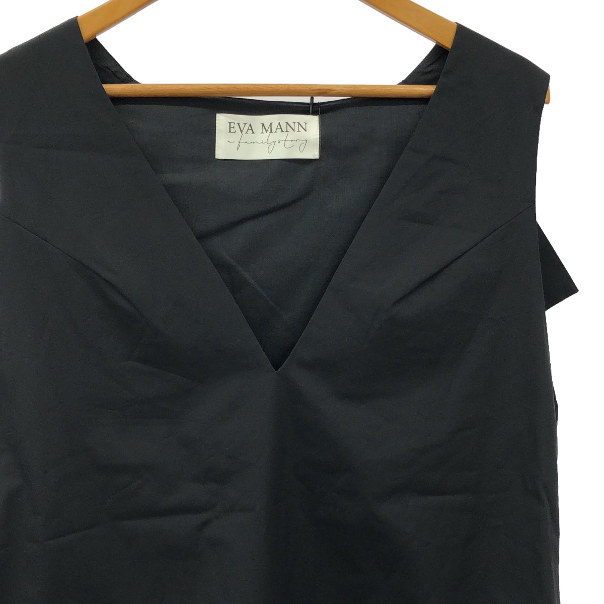 [New] EVA MANN | Rafaela V-neck sleeveless blouse | Size 9 | Black | Women's