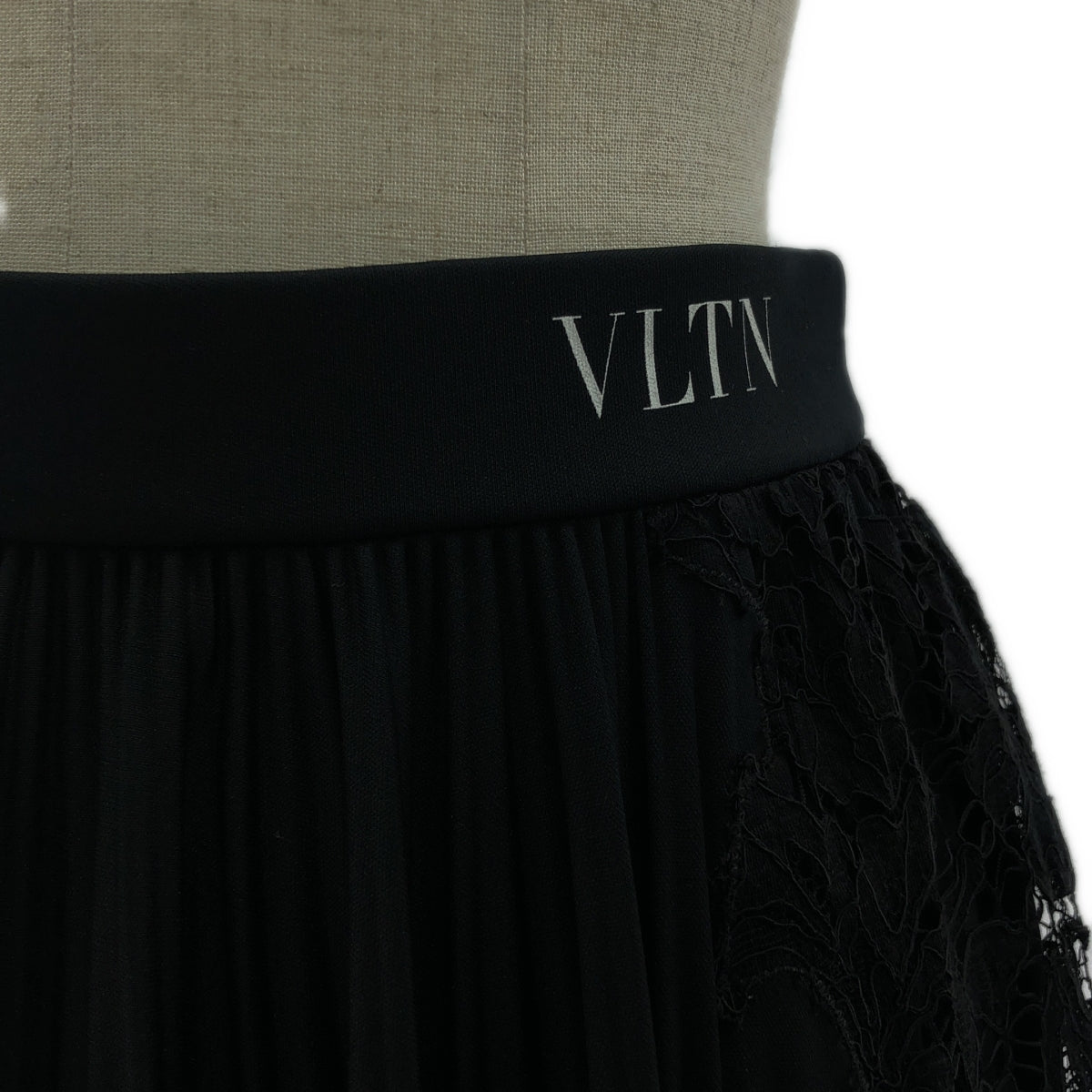 [狀況良好] VALENTINO | 單點標誌側蕾絲褶皺裙 | XS | 黑色 | 女款