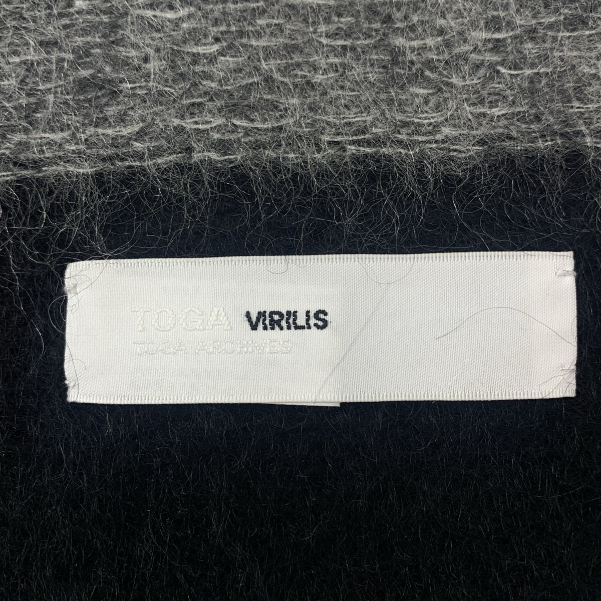 TOGA VIRILIS | 大馬海毛羊毛印花圍巾 | 黑色/海軍藍/橙色 | 女款