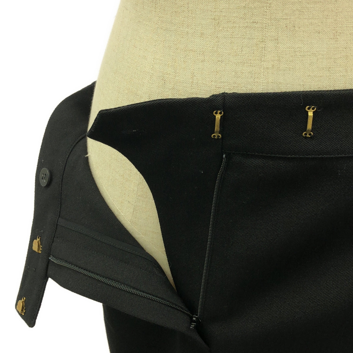 【신품】 FENDI / 펜디 | Duchesse skirt with pleated panel 울 스커트 | 40 | 블랙 |