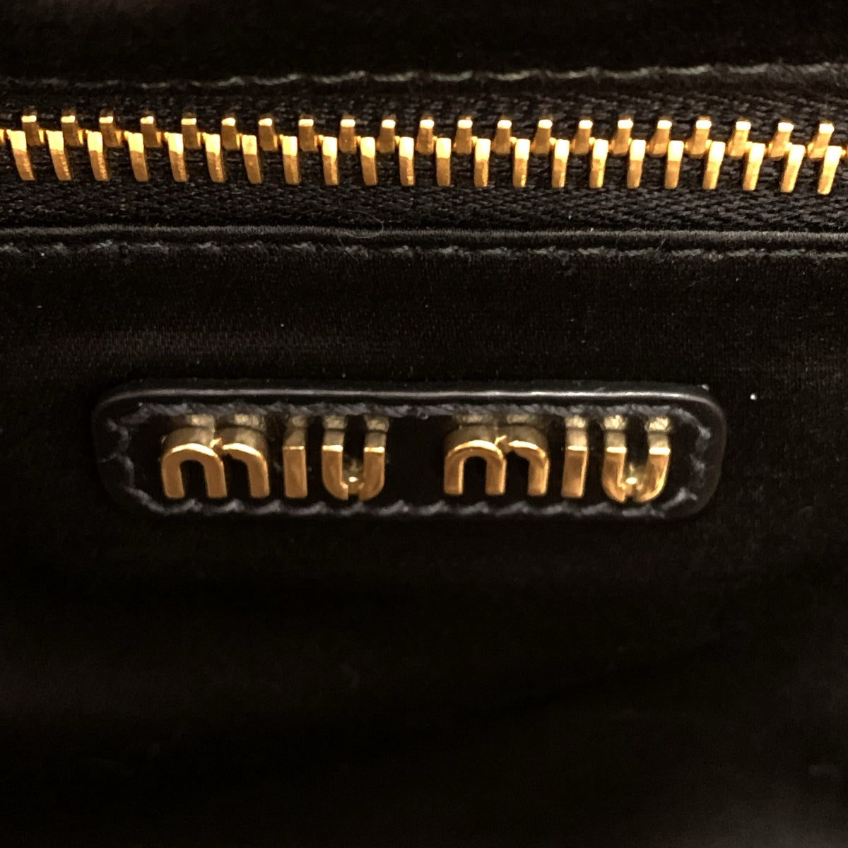 miu miu / 뮤 뮤 | 보 엠보싱 로고 가죽 핸드백 / 5BB117 |