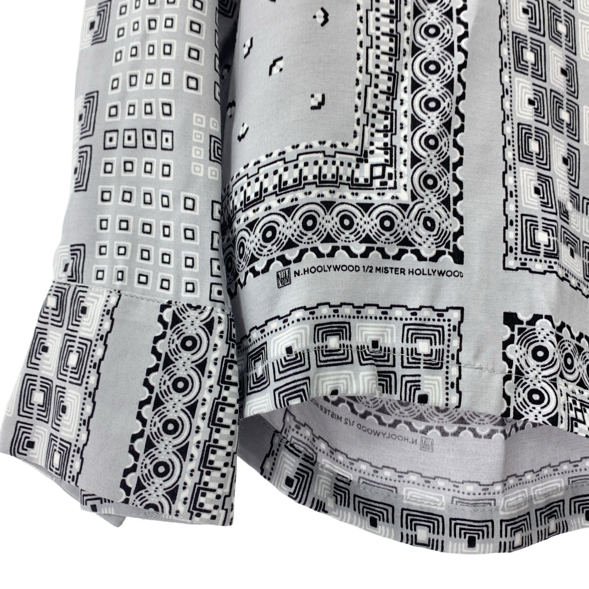 N.HOOLYWOOD | 2022 秋冬 | 幾何圖案開領長袖襯衫 | 落肩，寬鬆廓形，開領 | 尺寸 36 | 灰色 | 男款