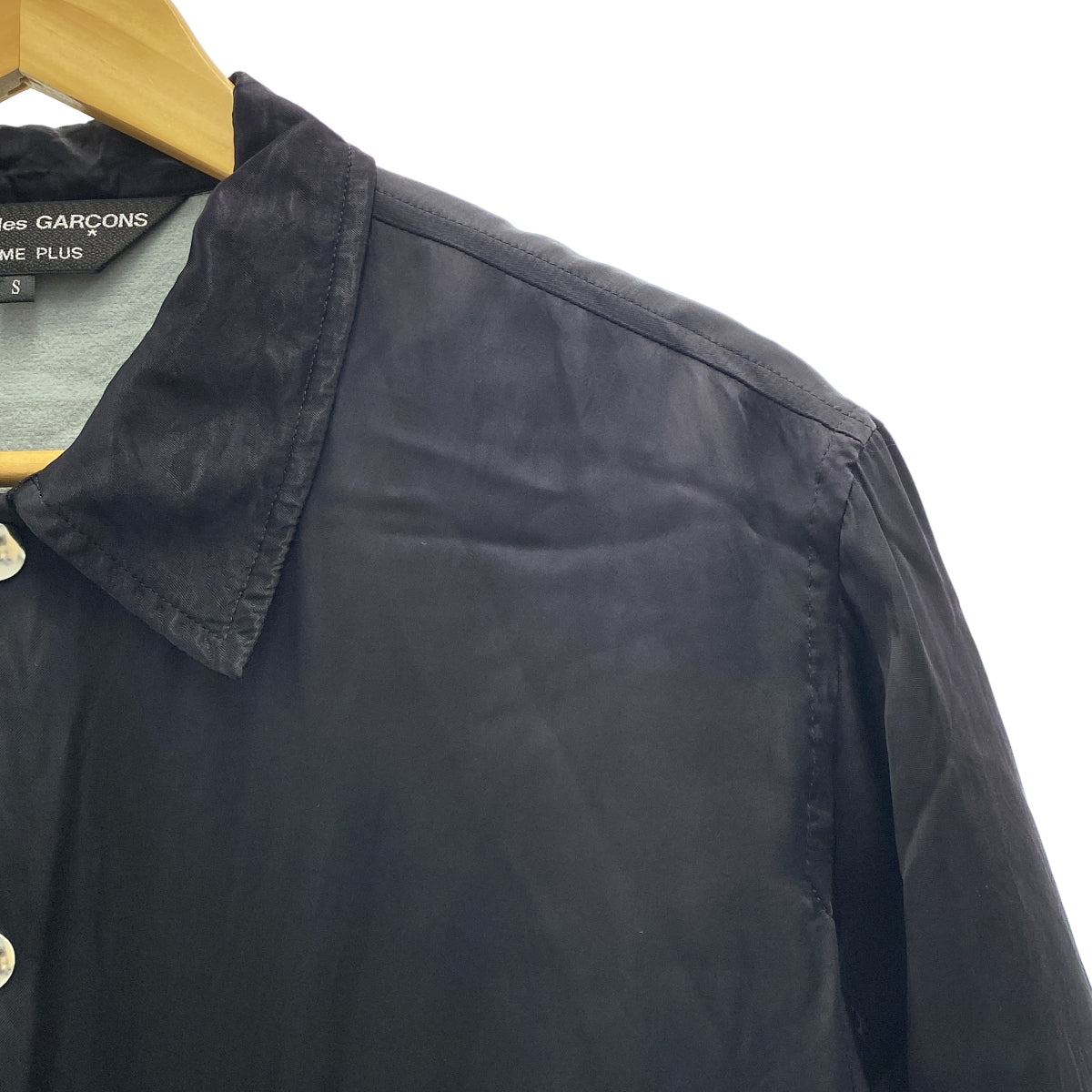 COMME des GARÇONS HOMME PLUS | 2020 春夏 | Orlando / Cupra 緞面教練夾克，背面帶有重構徽標 | | SHOPBOP S 號 |男士