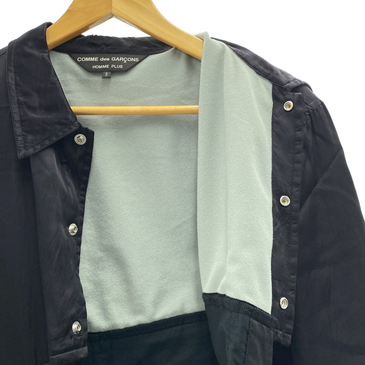 COMME des GARÇONS HOMME PLUS | 2020 春夏 | Orlando / Cupra 緞面教練夾克，背面帶有重構徽標 | | SHOPBOP S 號 |男士