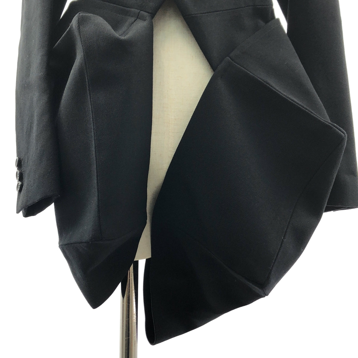 [狀況極佳] COMME des GARÇONS | 2023 秋冬系列 | 不對稱 3D 羊毛單排扣外套 | 附襯 | XS 碼 | 黑色 | 女款