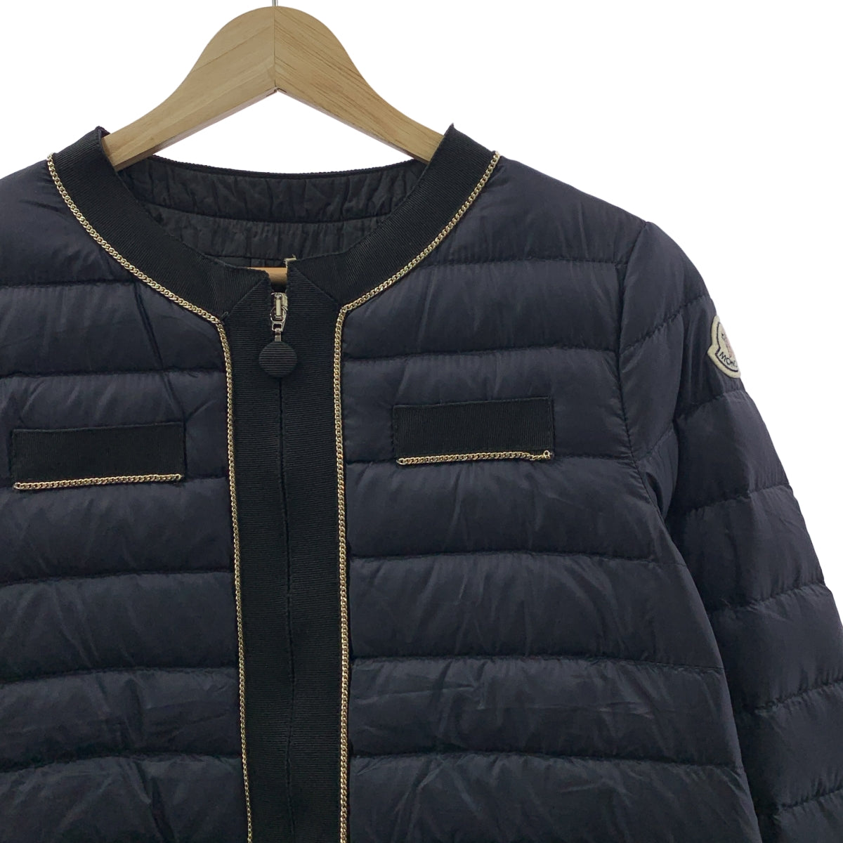 MONCLER / モンクレール | YAEKO / チェーン装飾 ロゴジップ ノーカラー ダウンジャケット ブルゾン | 0 | レディース