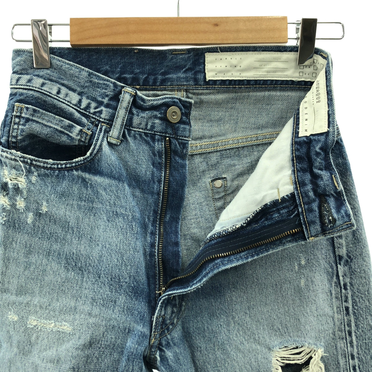 KURO / クロ | ダメージ加工 牛革 レザーロゴパッチ セルビッチ デニムパンツ | 27 | レディース