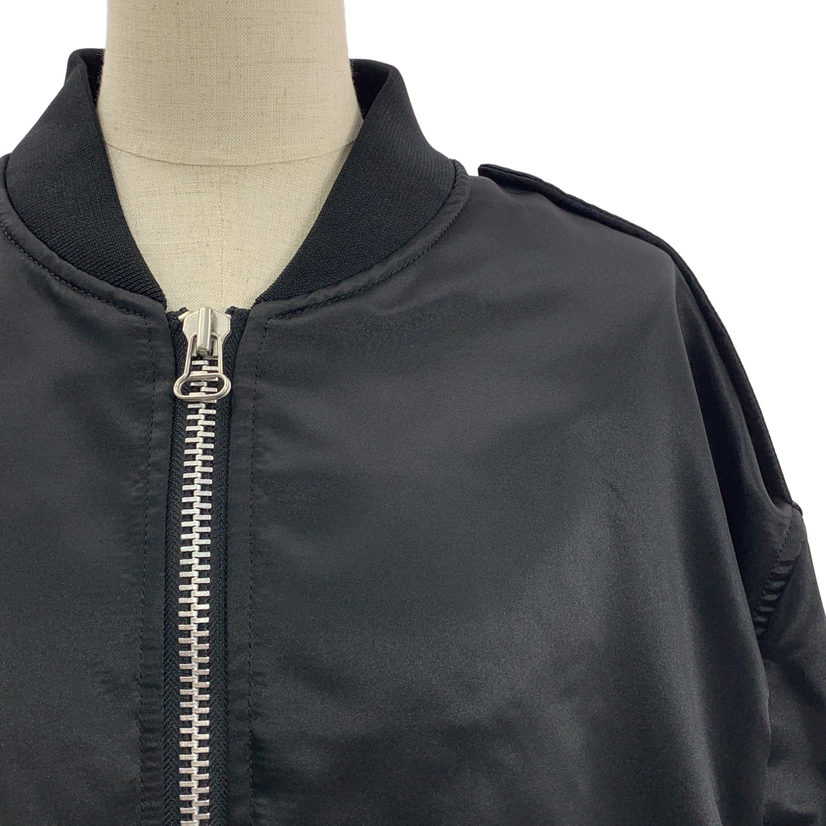 [狀況極佳] JUNYA WATANABE COMME des GARÇONS / Junya Watanabe | 2024 春夏系列 | MA-1 / 聚酯超大飛行員外套 | M 碼 | 黑色 | 女款
