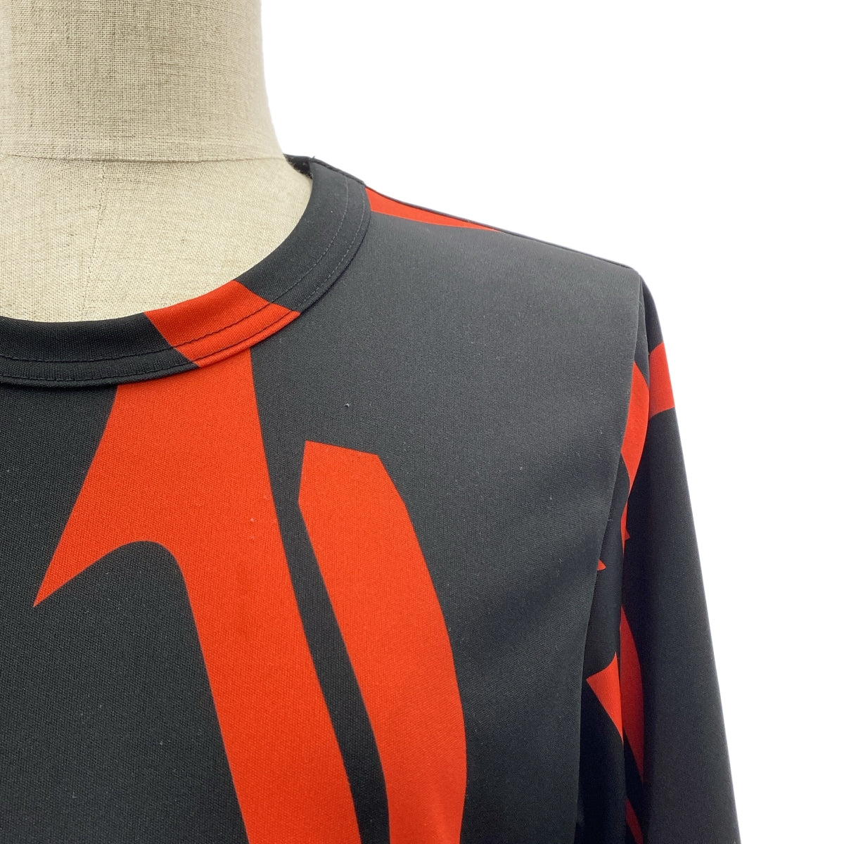 [近全新] COMME des GARÇONS | 2022 秋冬 | 聚酯全印花不對稱上衣 | S尺寸 | 紅色/黑色 | 女款