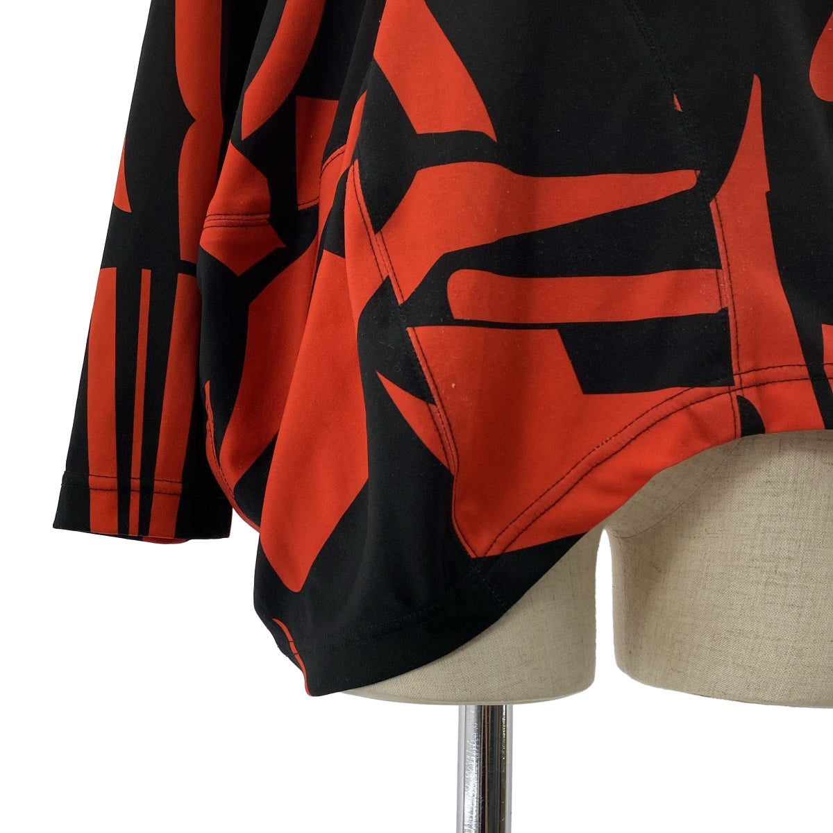 [近全新] COMME des GARÇONS | 2022 秋冬 | 聚酯全印花不對稱上衣 | S尺寸 | 紅色/黑色 | 女款