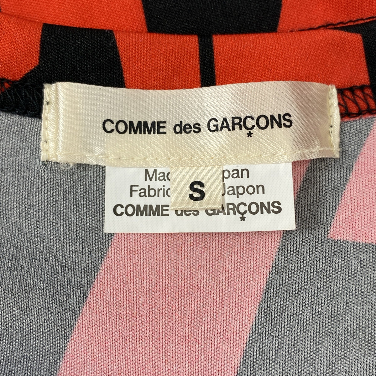 [近全新] COMME des GARÇONS | 2022 秋冬 | 聚酯全印花不對稱上衣 | S尺寸 | 紅色/黑色 | 女款