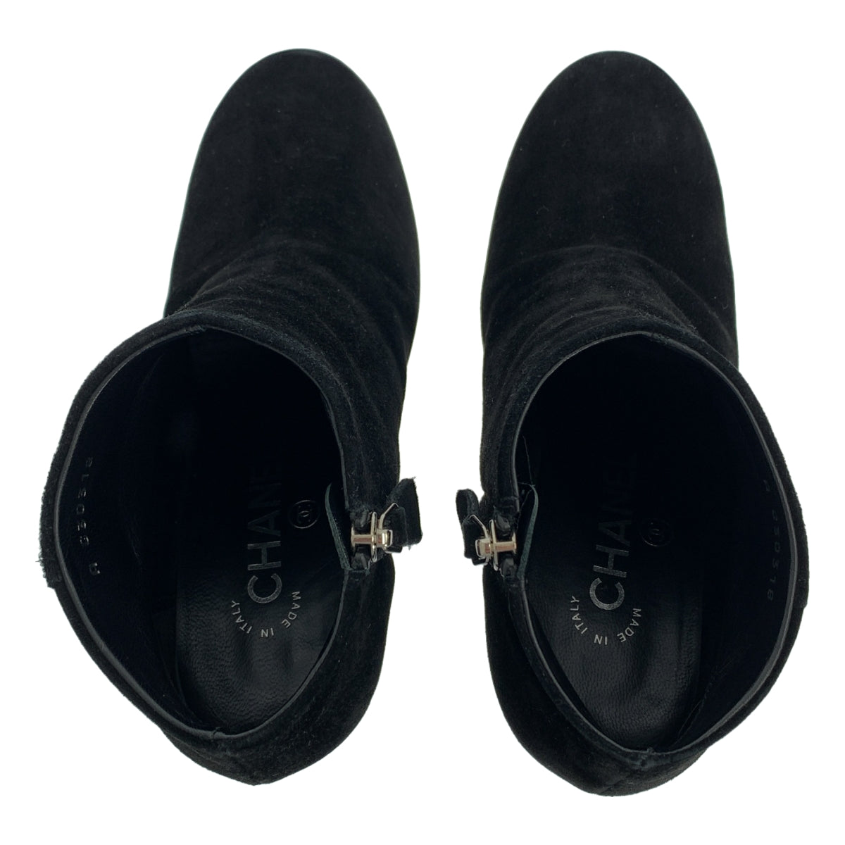 香奈兒 | 麂皮 Coco 標誌側拉鍊高跟短靴 | 尺寸 35C |