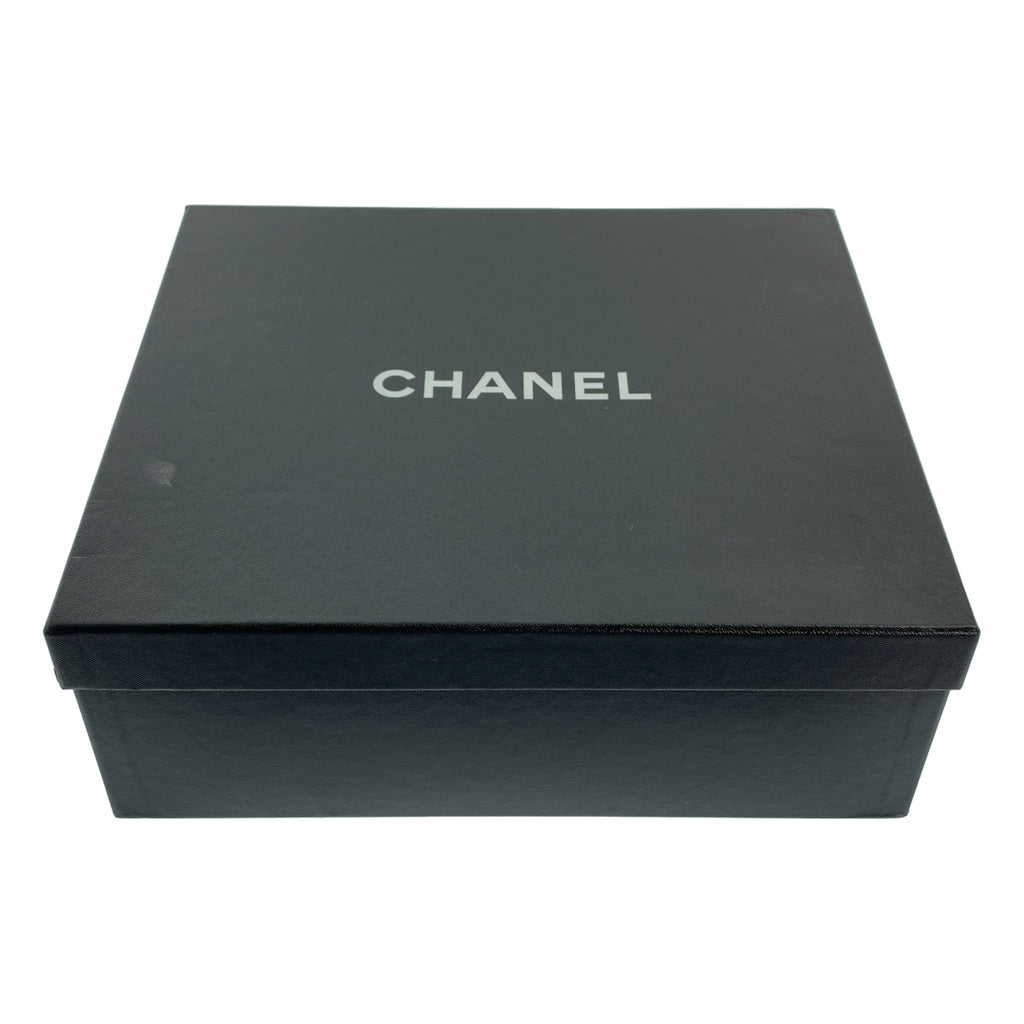 香奈兒 | 麂皮 Coco 標誌側拉鍊高跟短靴 | 尺寸 35C |