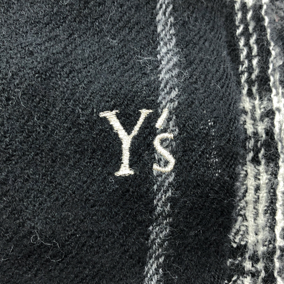 Y's / ワイズヨウジヤマモト | 2008AW | ウール エンブロイダリーワンポイントロゴ フリンジ 大判 ストール マフラー |
