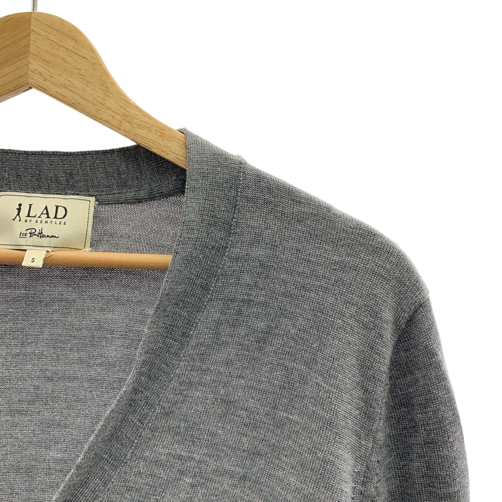 LAD BY DEMYLEE / 래드 바이 데밀리 | × Rohn Herman / 론 허먼 별주 울 엘보 패치 하이 게이지 V 넥 니트 카디건 | 그레이 | 남성