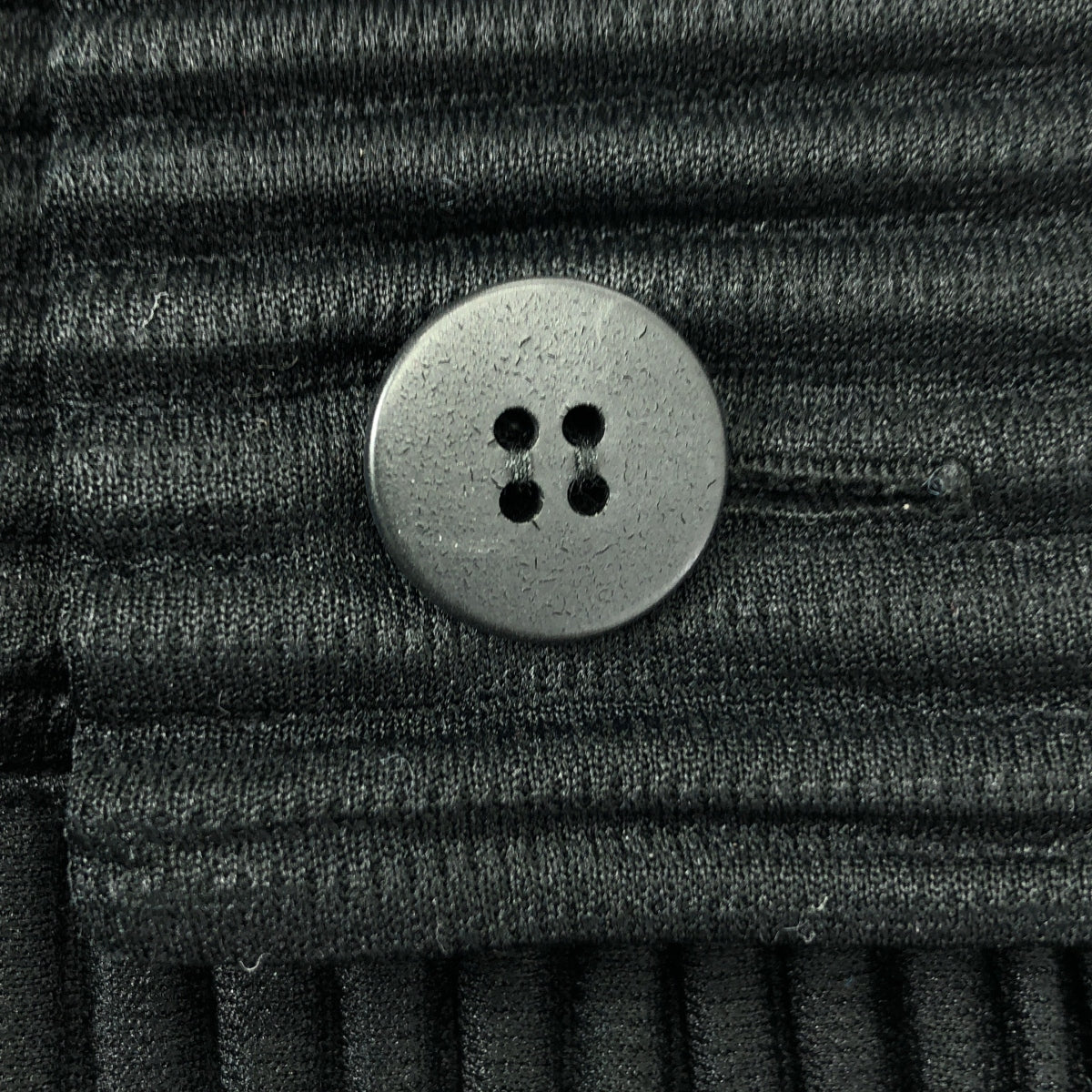 [狀況極佳] HOMME PLISSE ISSEY MIYAKE | 雙側調整褶皺寬短褲 | 2碼 | 黑色 | 男款