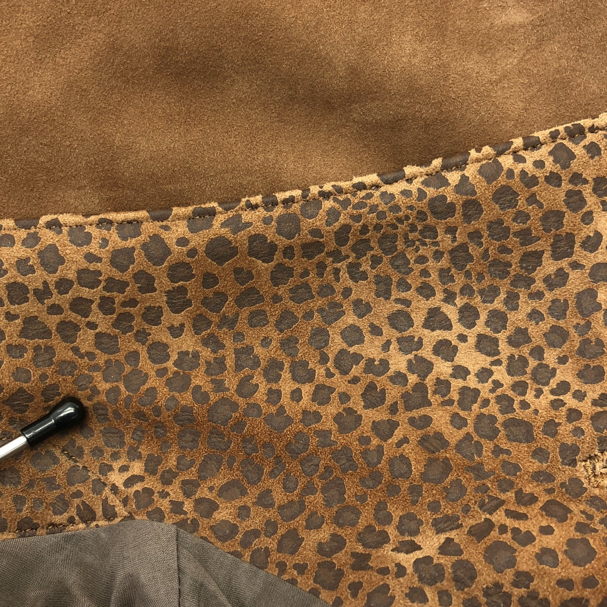 [類似新品] NICENESS | 2022 秋冬 | BOLAN 亞馬遜美洲虎印花斜紋絨面革夾克 | L 碼 | 摩卡棕色 | 男款