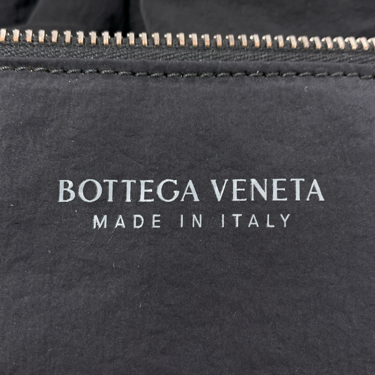 【미품】 BOTTEGA VENETA / 보테가 베네타 | Padded Quilted Nylon Tote Bag / 맥시 인트레치아토 패디트 퀼티드 토트 백 / 유니섹스 / 파우치 포함 | 블랙 | 남성