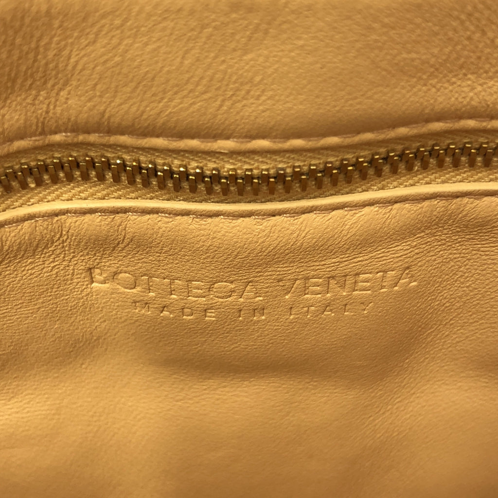 BOTTEGA VENETA / ボッテガヴェネタ | マキシイントレチャート パデットカセット レザー ショルダーバッグ | ベージュ | レディース