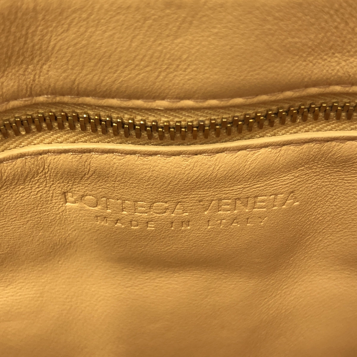 BOTTEGA VENETA / ボッテガヴェネタ | マキシイントレチャート パデットカセット レザー ショルダーバッグ | ベージュ | レディース