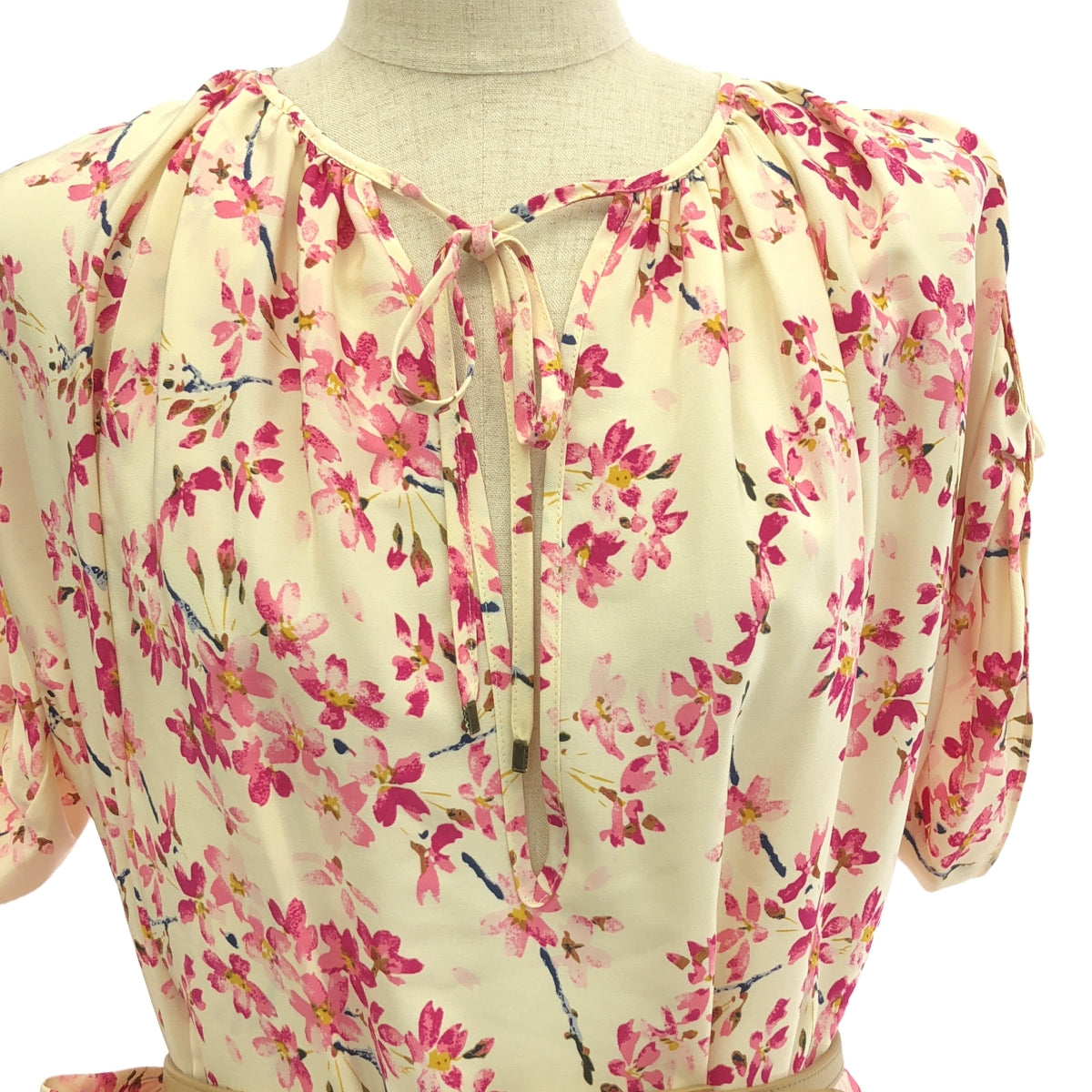 [狀況良好] 巴黎世家 | 100% 絲綢 / 絲質全身印花褶皺腰帶連身裙 | 36 |米色/粉紅色|女性的