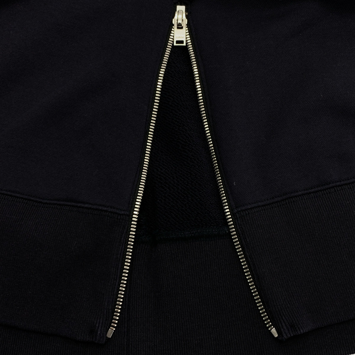 CINOH / Chino | 超大Logo側邊拉鍊無袖衛衣背心 |