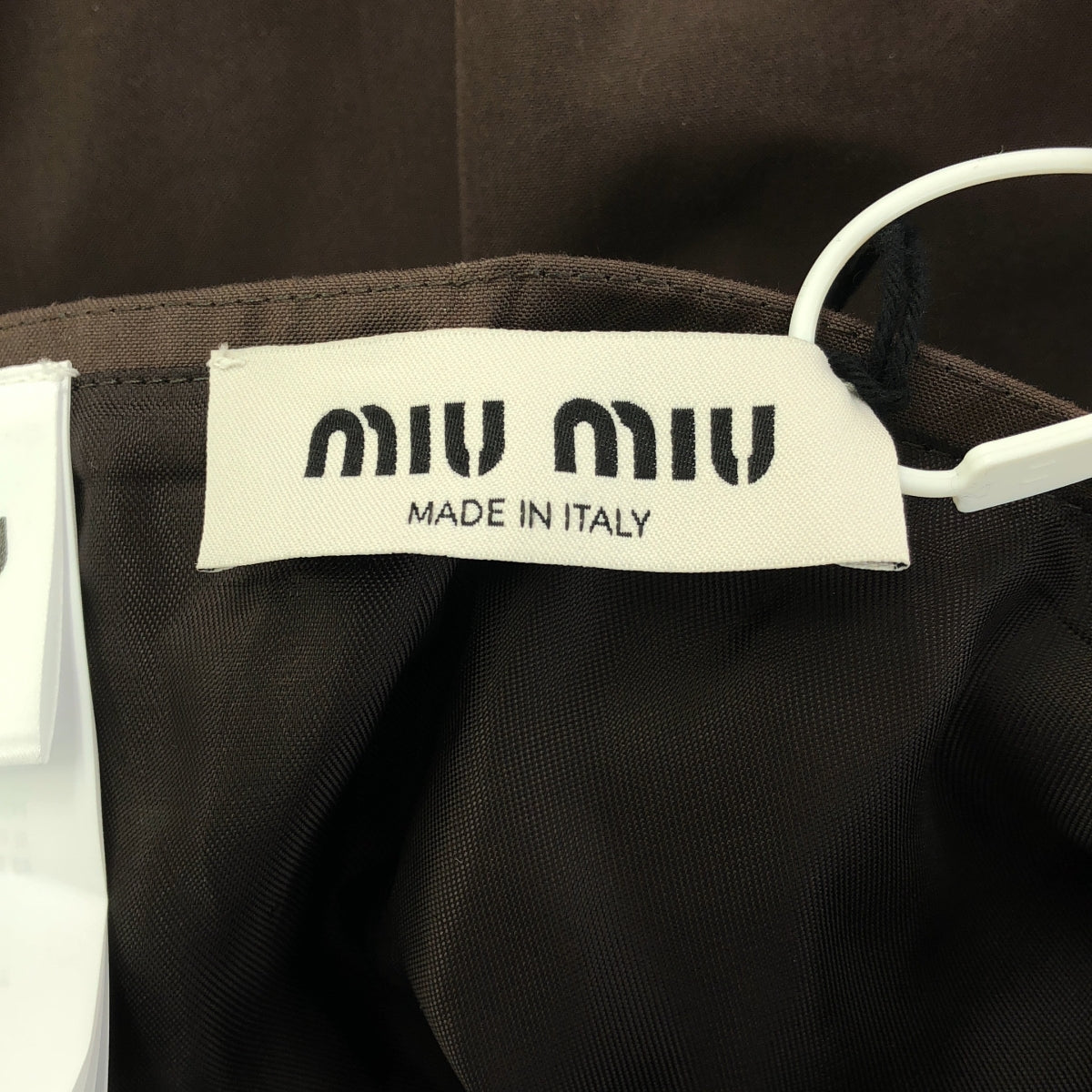【美品】  miu miu / ミュウミュウ | 2023SS | ロゴベルト タック ジップ スカート / 裏地付き | 40 | ダークブラウン | レディース