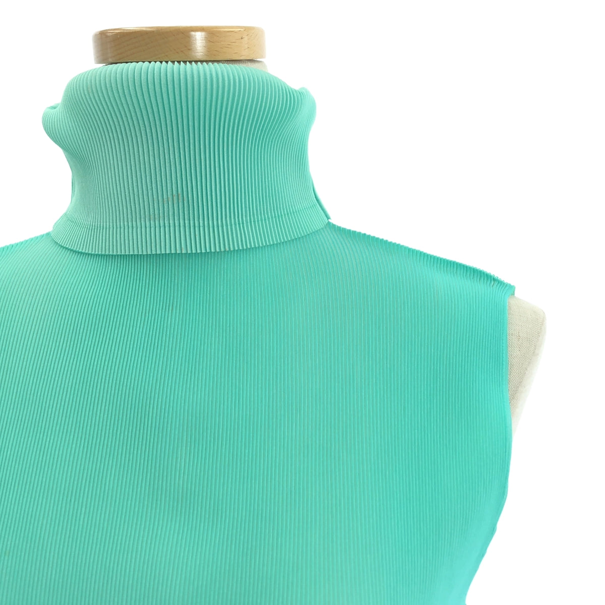 イッセイミヤケ　プリーツプリーズ　ハイネック　ノースリーブ イッセイミヤケISSEY MIYAKE プリーツハイネックノースリーブ 紺