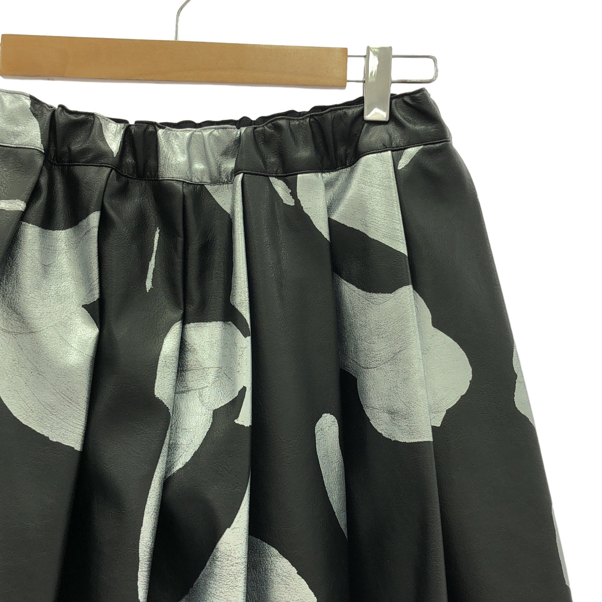 【미품】 COMME des GARCONS / 콤데 갤슨 | 2024AW | 가짜 가죽 총 무늬 스커트 | S | 블랙 / 실버 | 여성