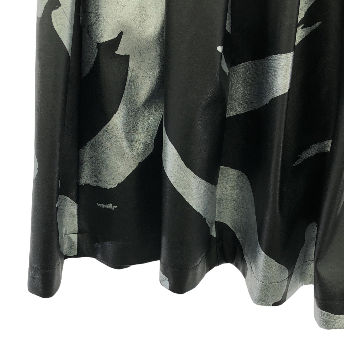 【미품】 COMME des GARCONS / 콤데 갤슨 | 2024AW | 가짜 가죽 총 무늬 스커트 | S | 블랙 / 실버 | 여성