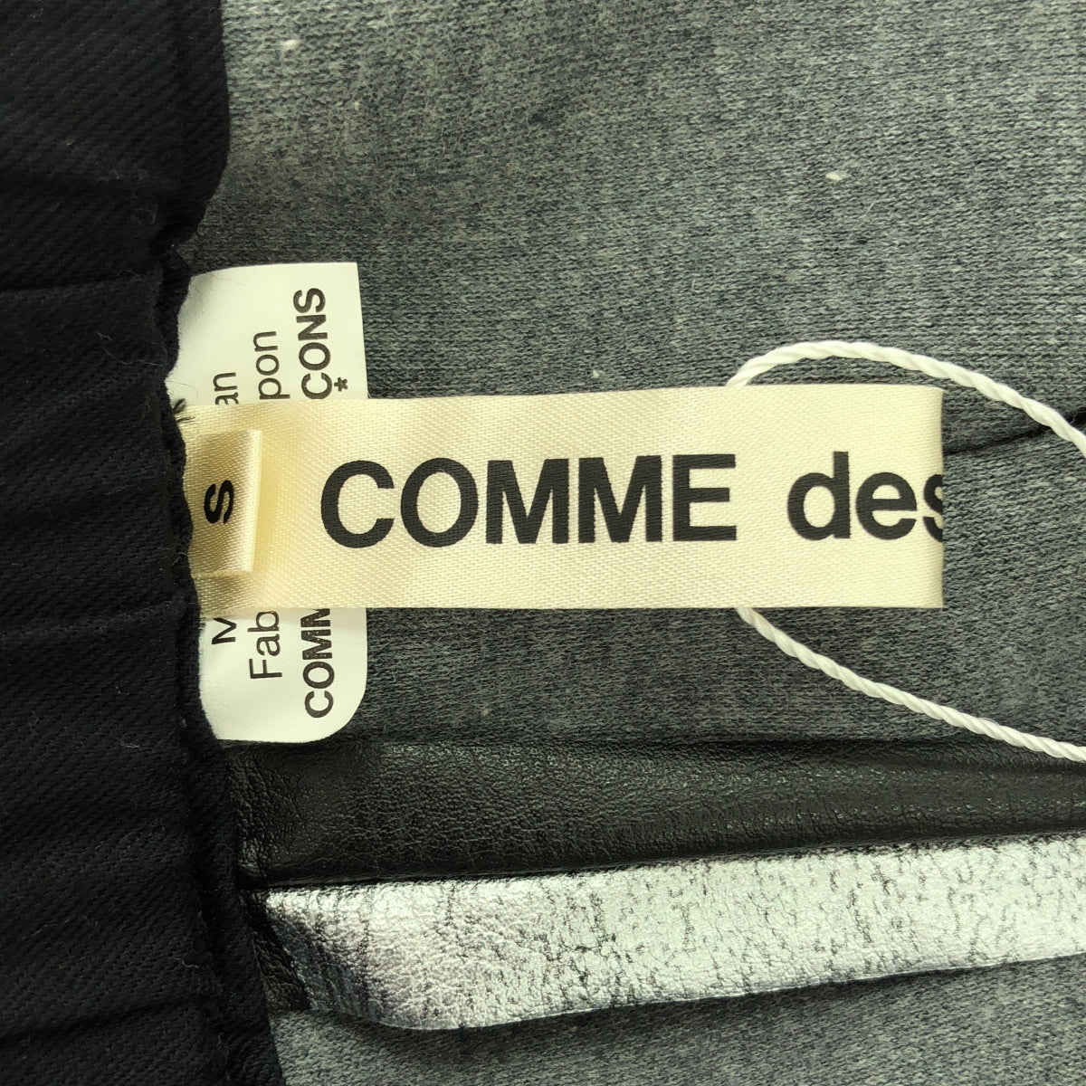 【미품】 COMME des GARCONS / 콤데 갤슨 | 2024AW | 가짜 가죽 총 무늬 스커트 | S | 블랙 / 실버 | 여성