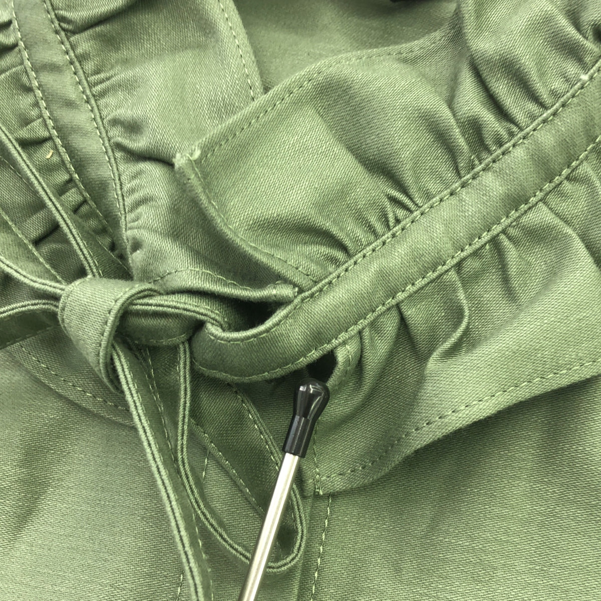 HANA TO GUITAR / ハナトギター | コットン フリル スタンドカラー リボン シャツ | F | カーキ | レディース