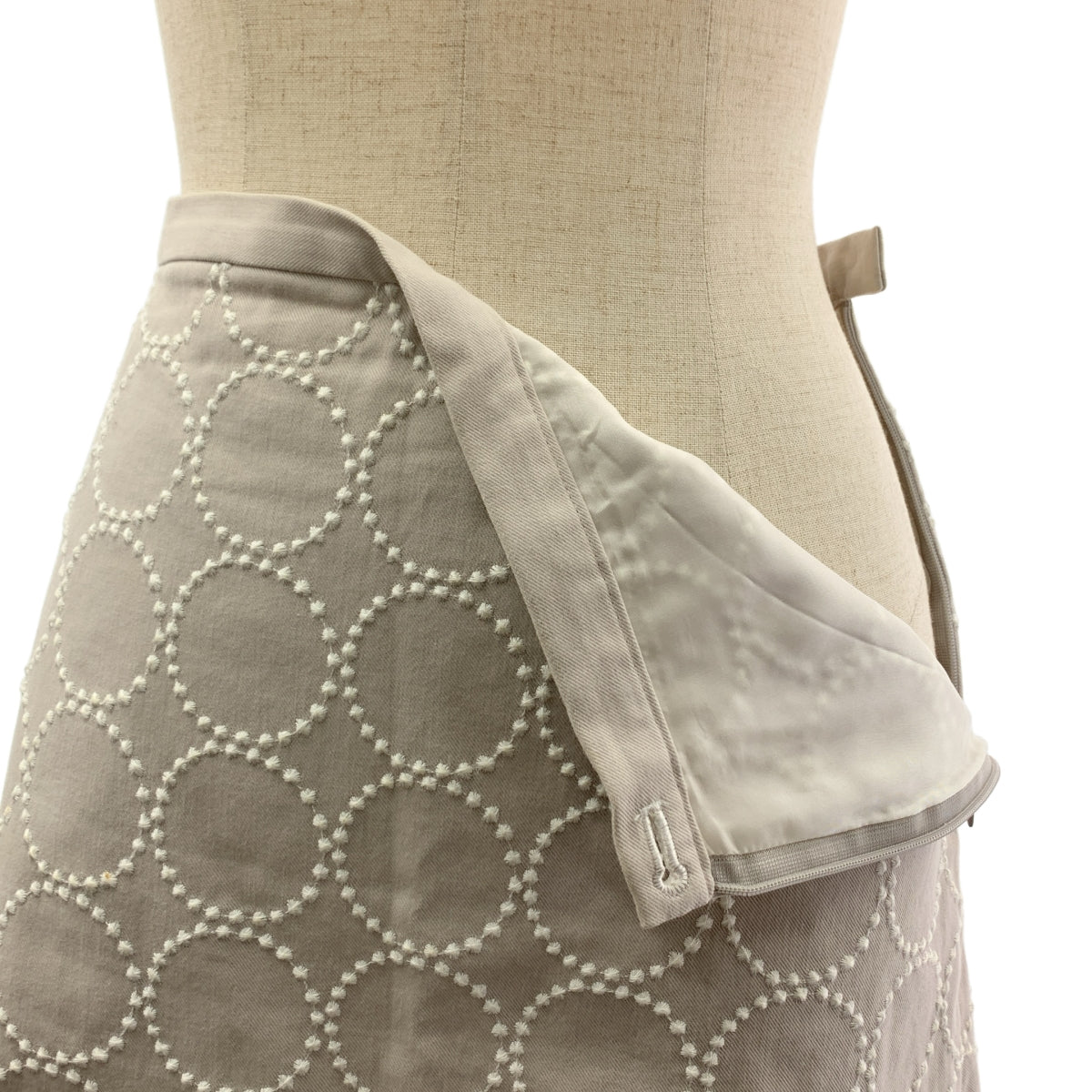 mina perhonen / 미나펠호넨 | tambourine / 탬버린 엠브로이드리 사이드 지퍼 스커트 / 총 안감 |