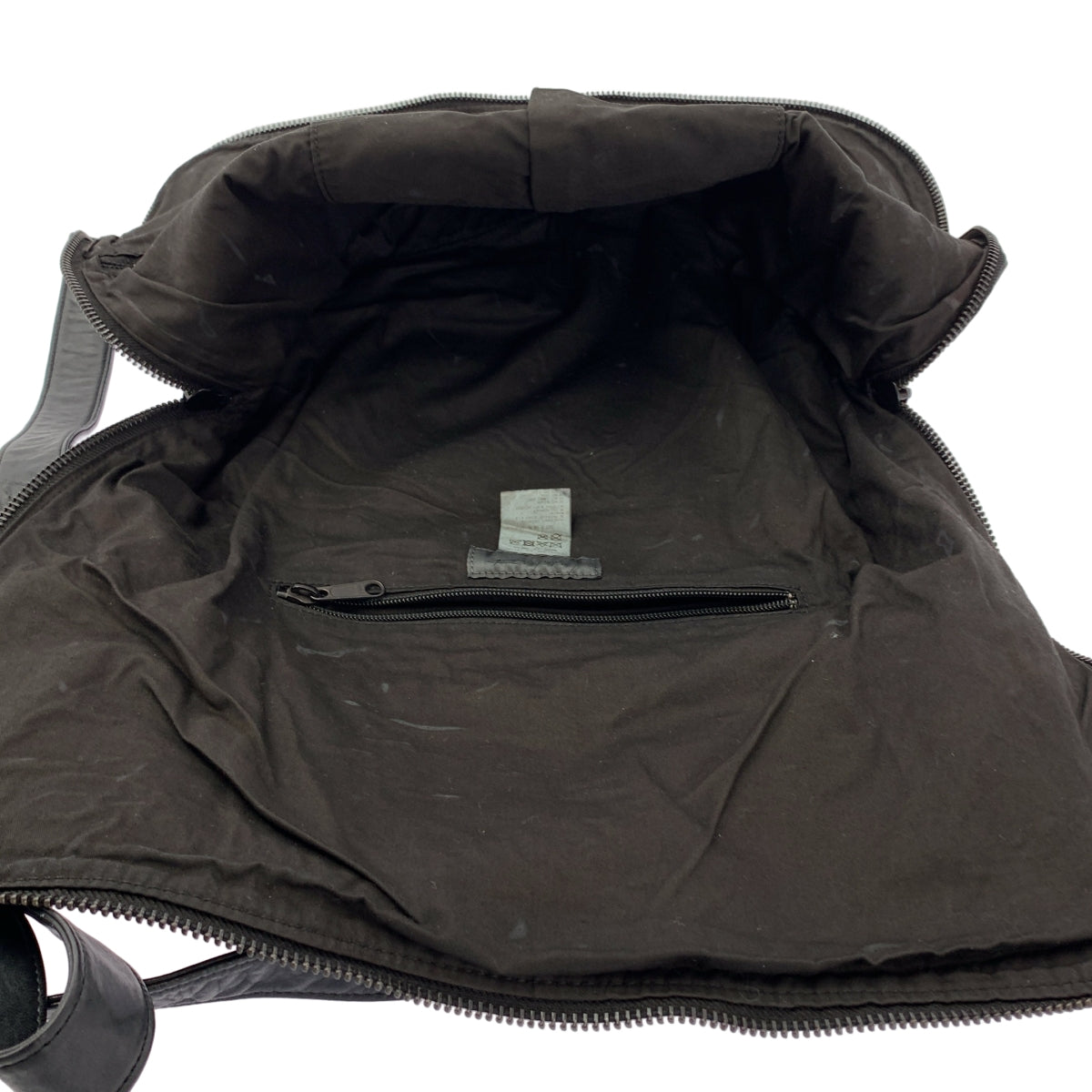 YOHJI YAMAMOTO POUR HOMME / 요우지야마모토풀 옴므 | 2025SS | PRODUCT DYEING HORSE FLAP SHOULDER BAG 가죽 숄더백 |