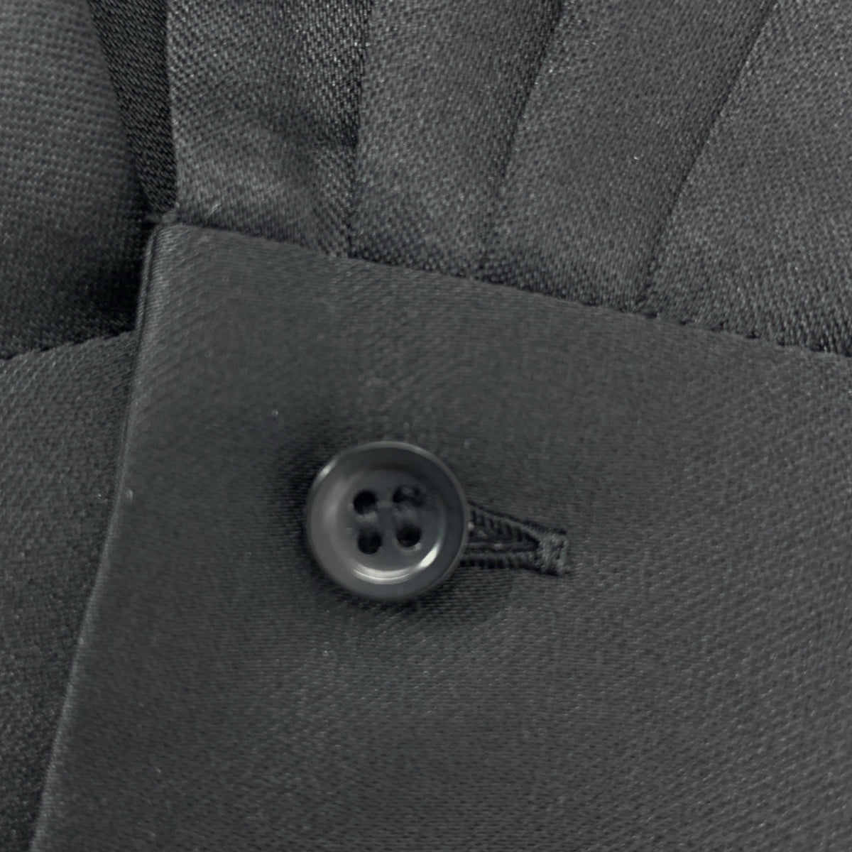 [狀況良好] LOHEN | 2023 秋冬亮緞前褶襯衫 | F碼 | 黑色 | 女款