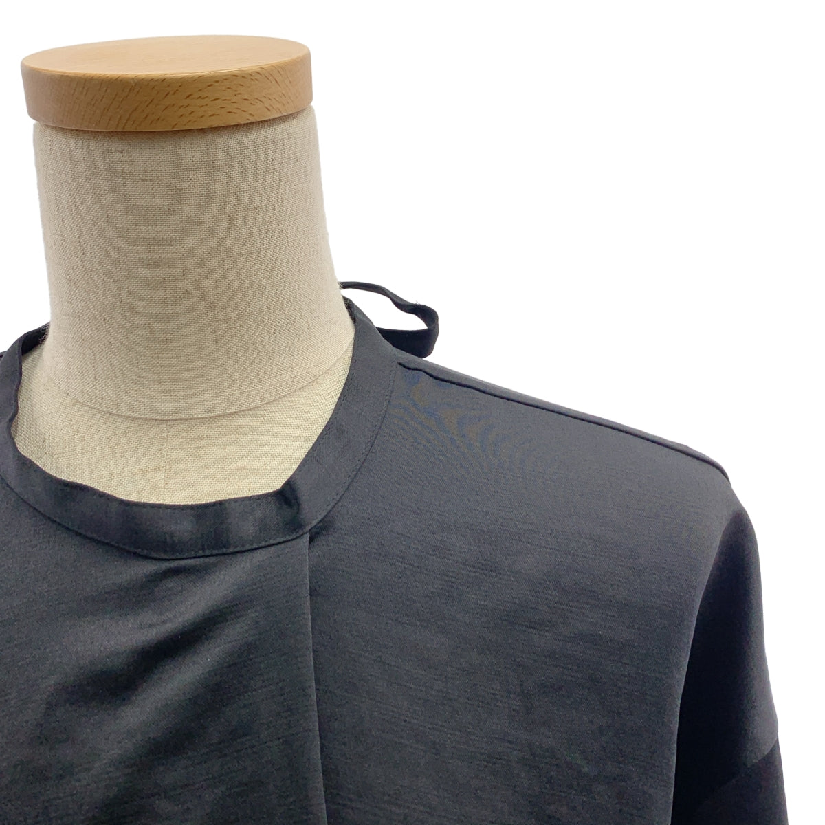 [狀況良好] LOHEN | 2023 秋冬亮緞前褶襯衫 | F碼 | 黑色 | 女款