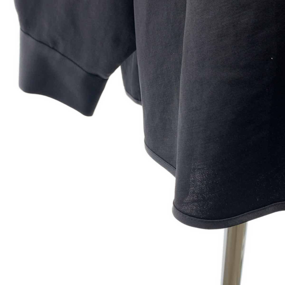 [狀況良好] LOHEN | 2023 秋冬亮緞前褶襯衫 | F碼 | 黑色 | 女款