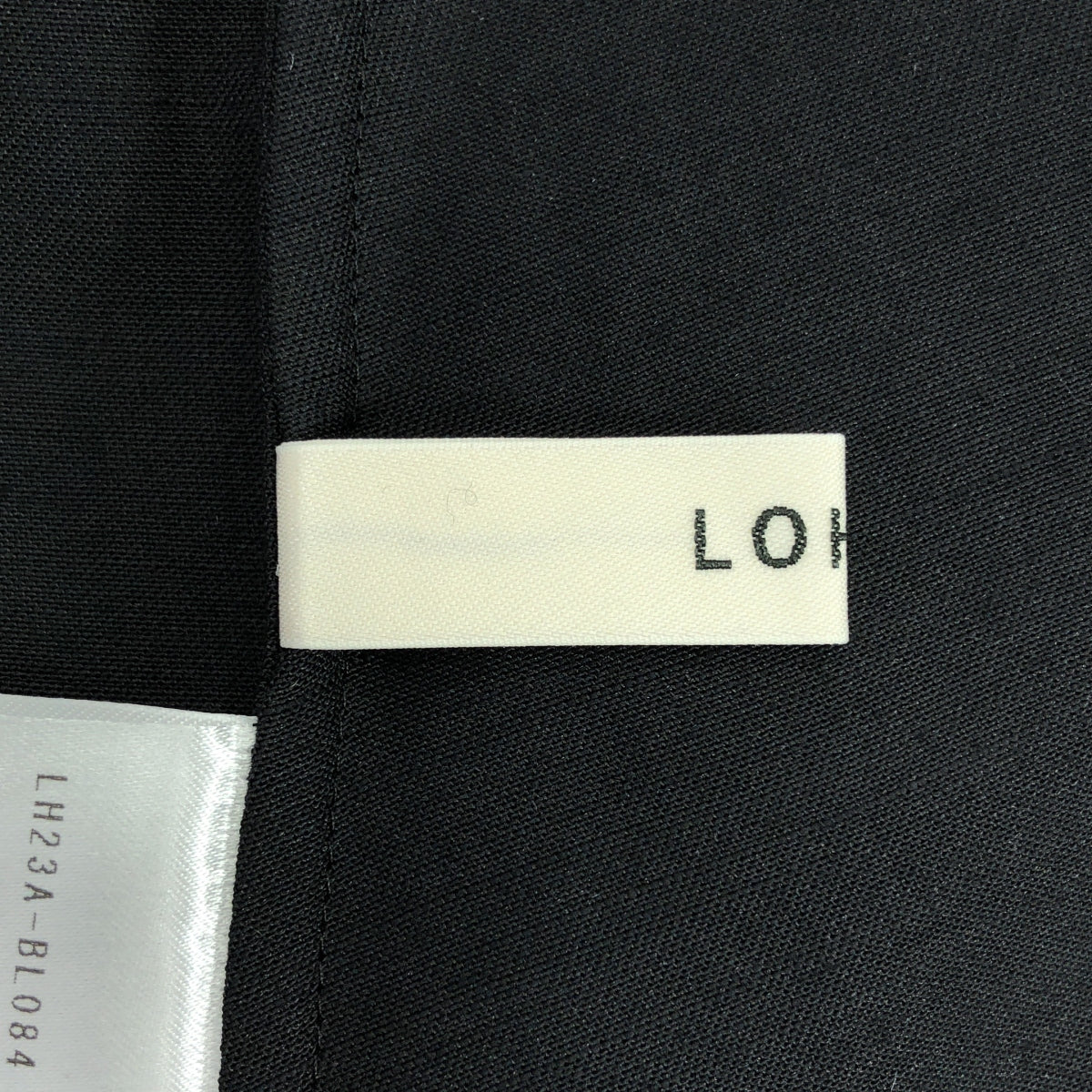 [狀況良好] LOHEN | 2023 秋冬亮緞前褶襯衫 | F碼 | 黑色 | 女款