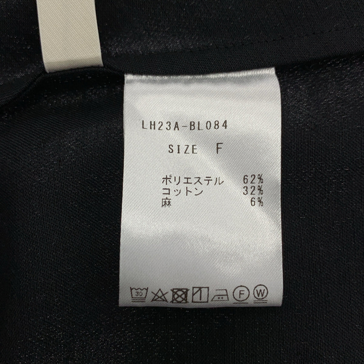 [狀況良好] LOHEN | 2023 秋冬亮緞前褶襯衫 | F碼 | 黑色 | 女款