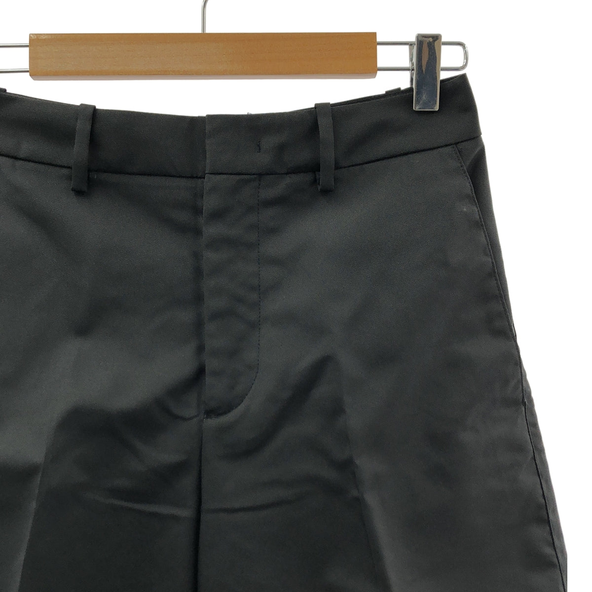 [狀況極佳] VALENTINO 尼龍百慕達短褲 | 尺寸 46 | 黑色 | 男款