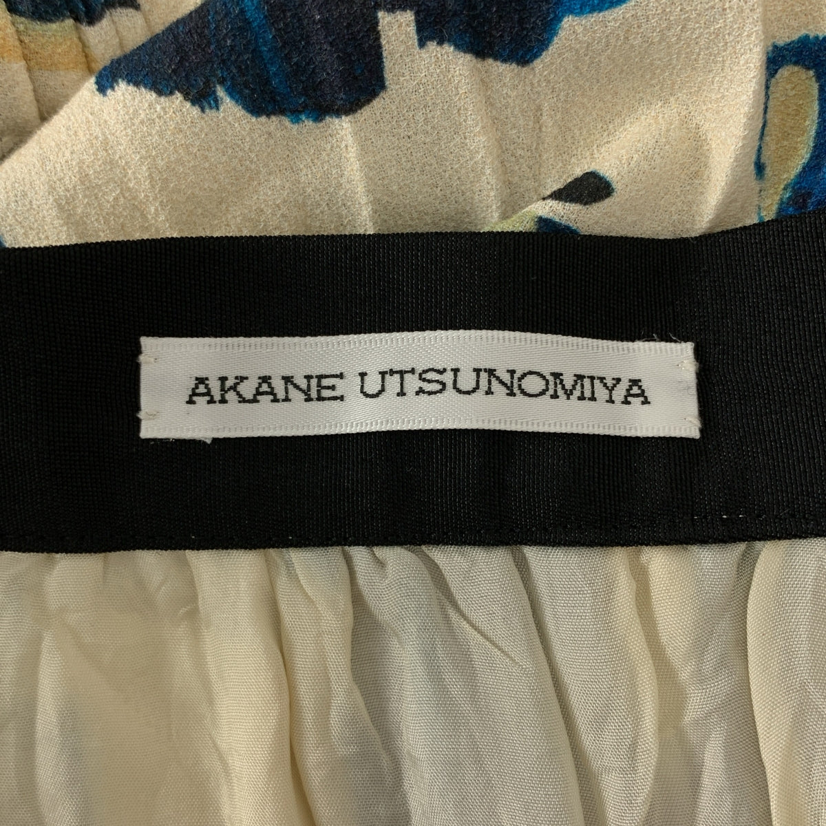 宇津宮茜 | 印花襯衫與疊層裙 |